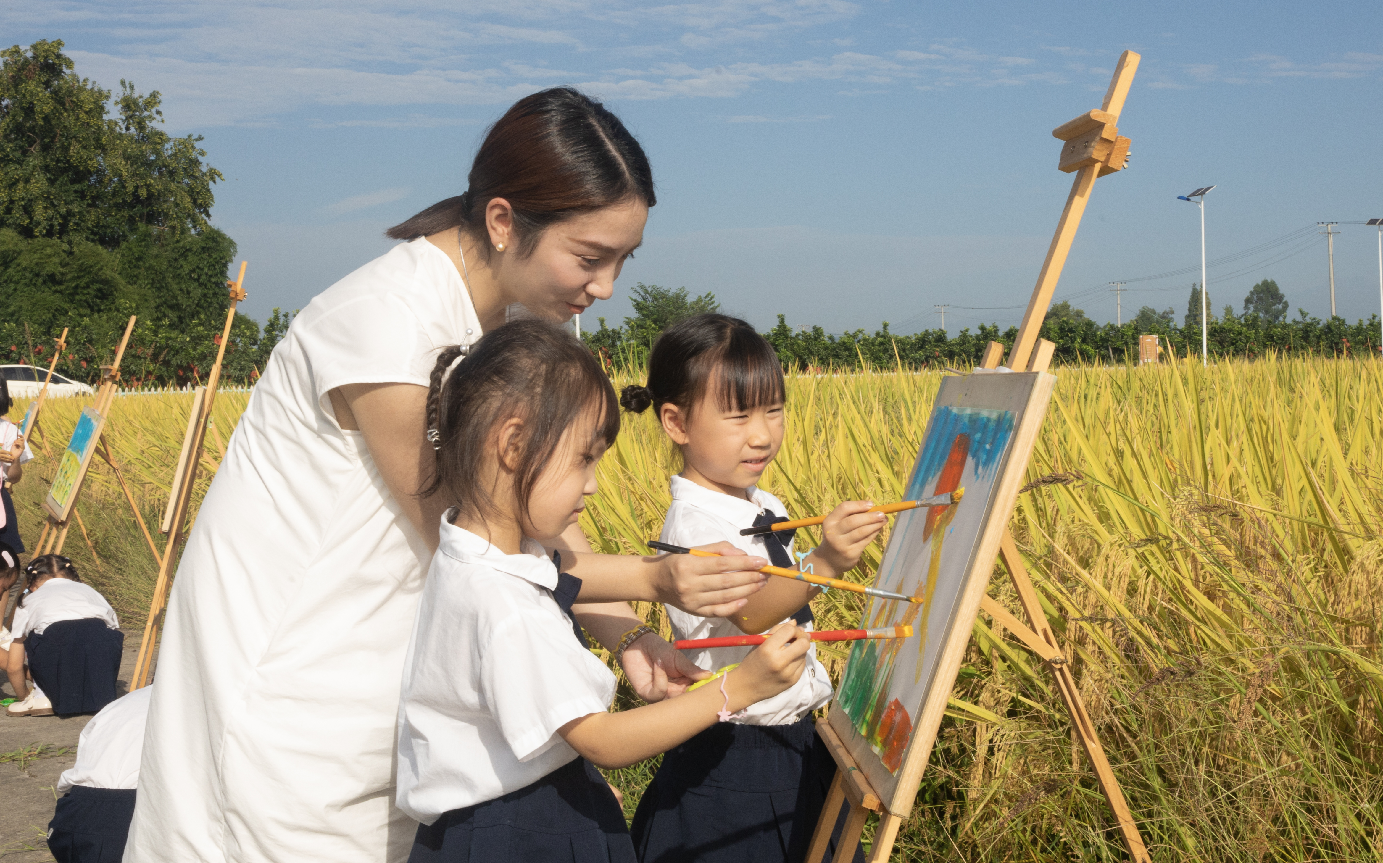 眉山市彭山区学院路幼儿园:开学第一课,妙笔画丰收