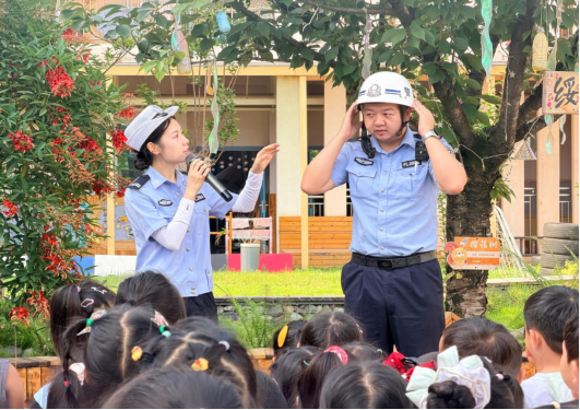 乐山市沙湾区绥山幼儿园“开学第一课” :看、学、做、玩,种下交通安全的“种子”