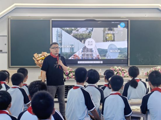 公益组织携纪录片导演走进广汉中学钟声学校,点亮少年“追月”梦