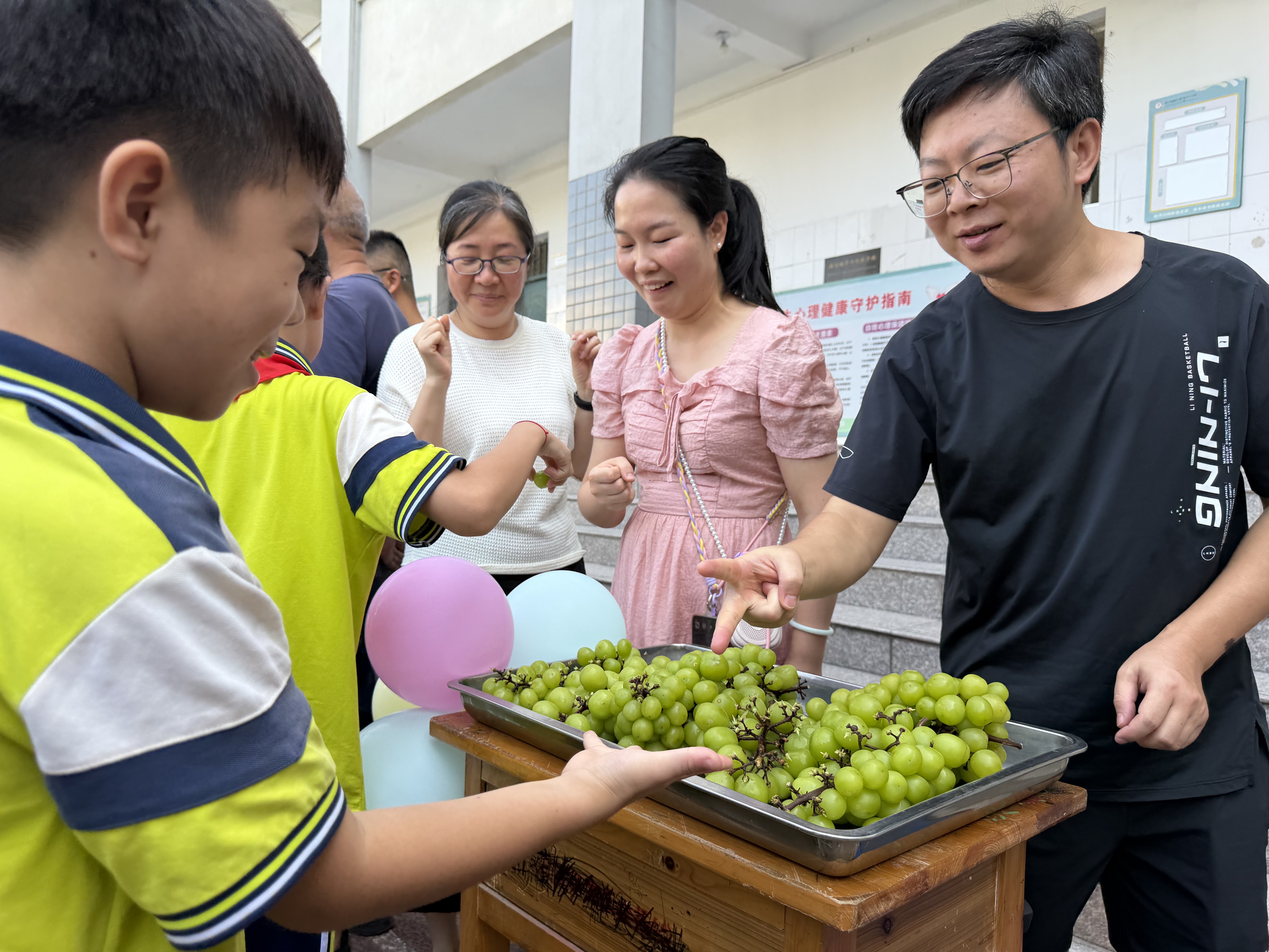 合江县福宝镇中心校:猜拳品葡萄 喜迎教师节