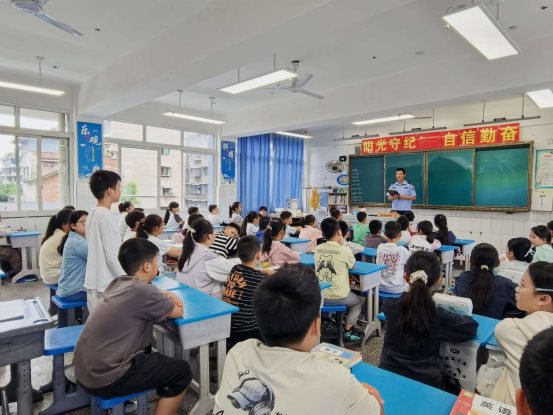 乐山市沙湾小学开展“平安护航新学期 法治伴我同行”主题教育活动