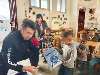 川农大学生为雷波县石板滩村幼教点援赠校服