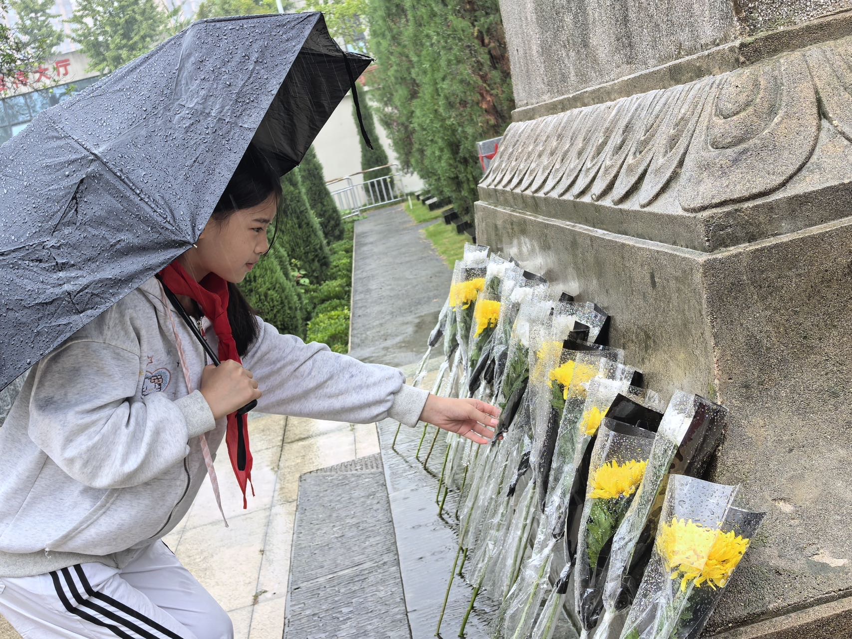 广汉市金轮第一小学:烈士陵园祭烈魂,红色思政润童心