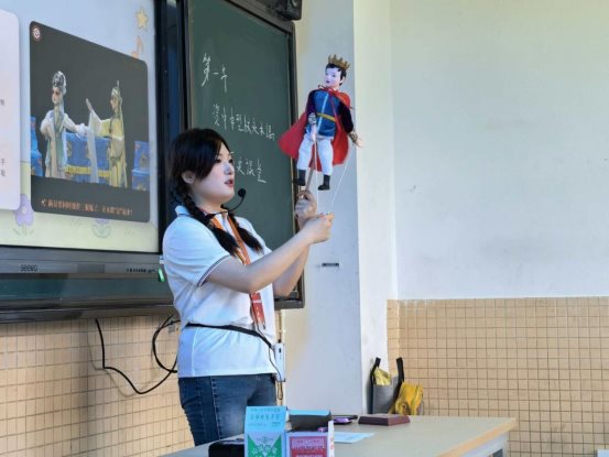 资中县木偶剧团演员给重龙镇中心学校学生讲解资中木偶戏2