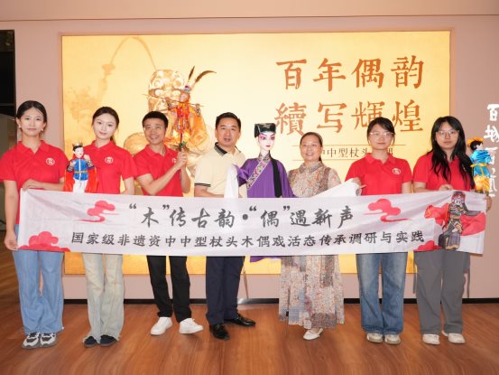 实践团队与资中县木偶剧团团长胡海在非遗展厅的合影 (2)