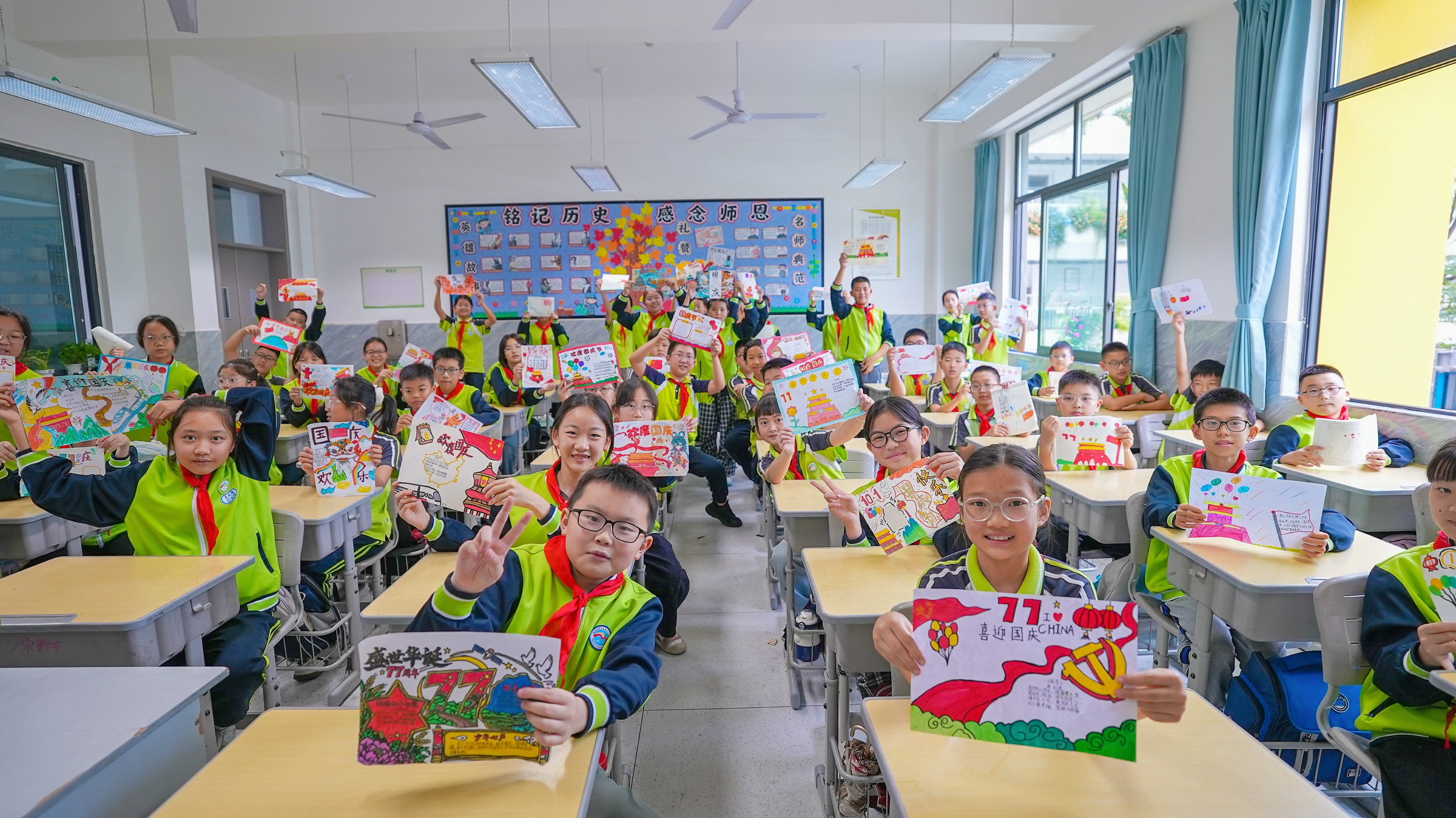 眉山市彭山区鹏利小学：童心庆国庆 礼赞新时代