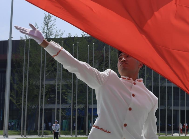 大运·人物志 | 成都大运村升旗手赵俊龙:确保分秒不差将国旗升到顶端