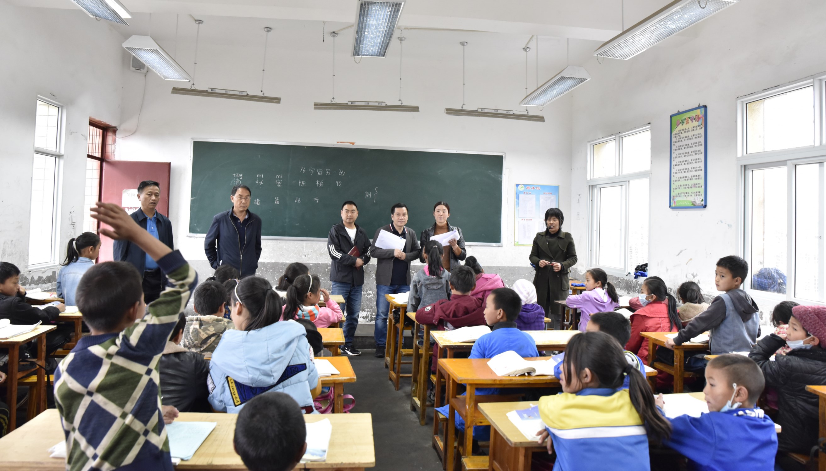 “念到名字的同学请站起来回答:‘到!’”
