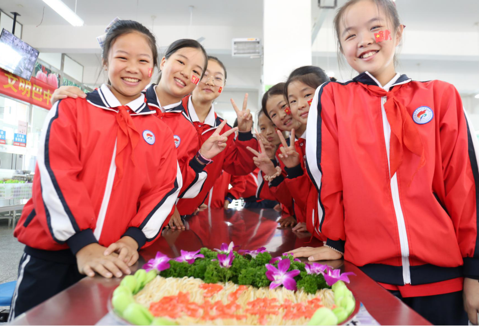 恩阳区5万余名师生吃“国庆面”，用“新风俗”向祖国表白
