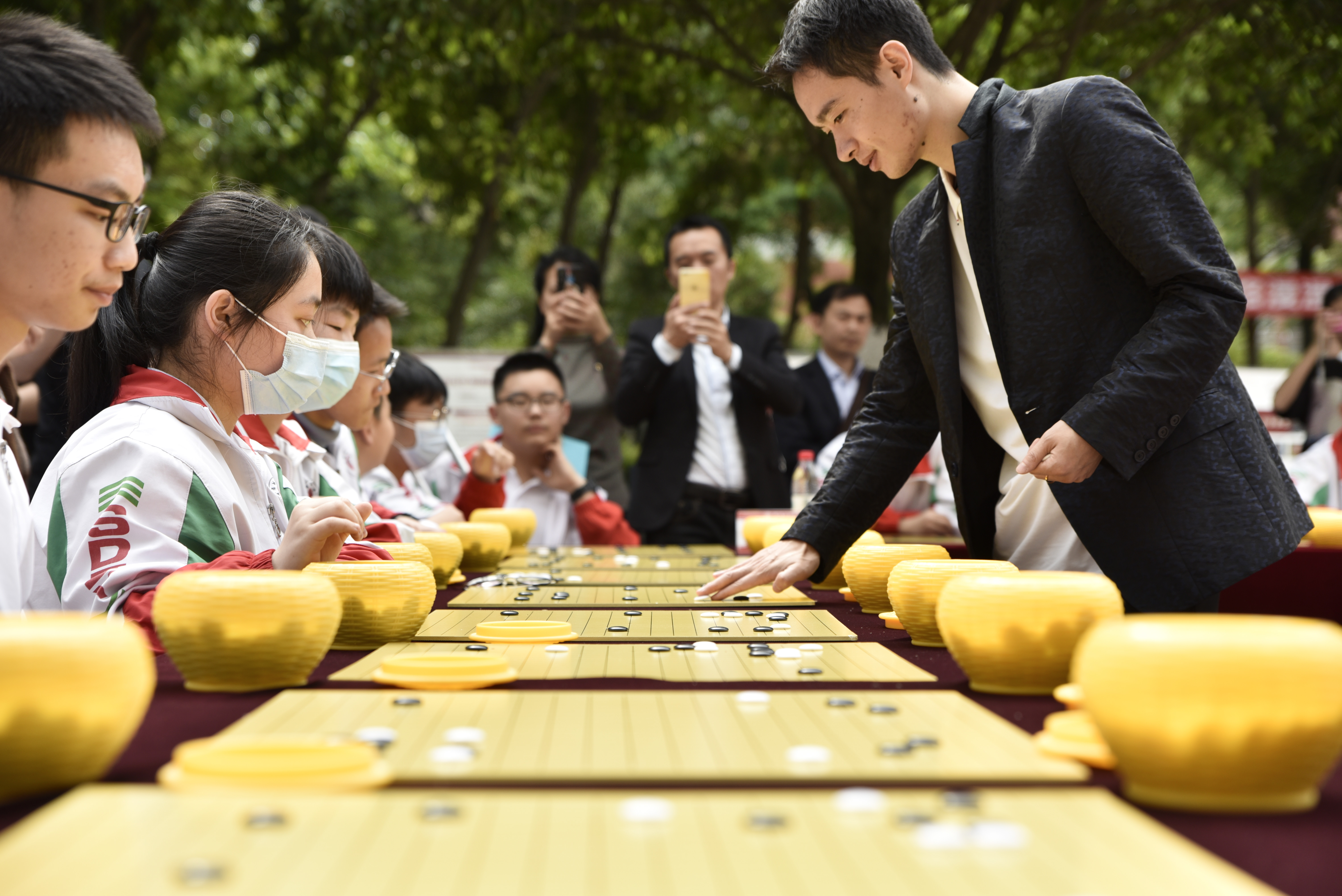 世界围棋冠军走进树德中学，勉励学生平常心看待人生挫折