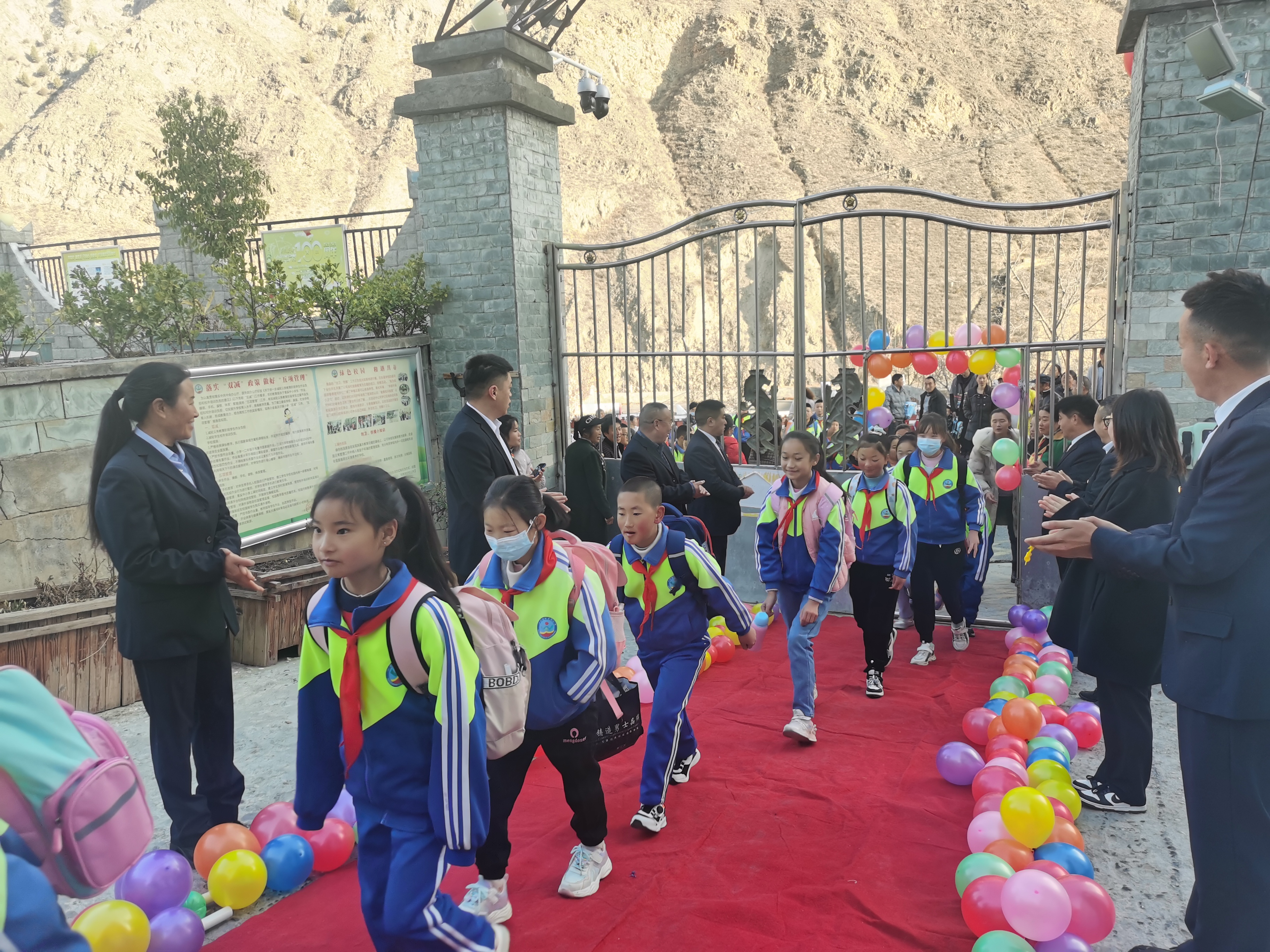 小金县各中小学、幼儿园相继开学