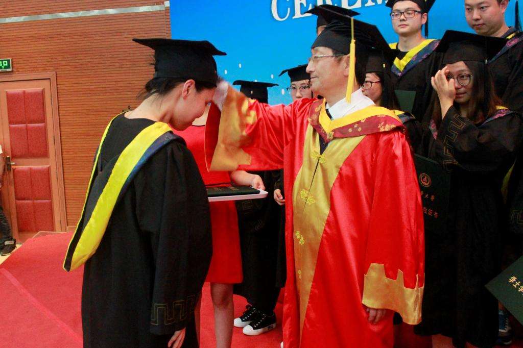 国务院学位委员会印发《关于高等学校开展学位授权自主审核工作的意见》 20所高校获准学位授权自主审核