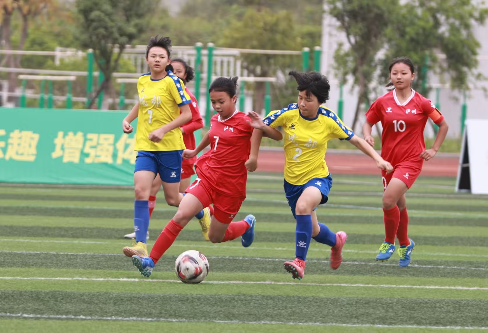 一路奔跑的女足小将！“贡嘎杯”首支乡村学校冠军队伍的逆袭之路