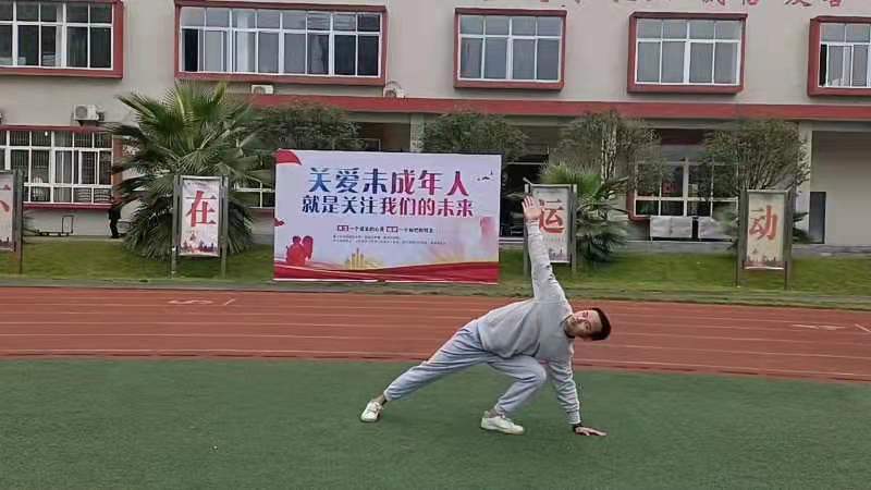 富顺县北湖实验学校体育教师成了学生心中的“网红”