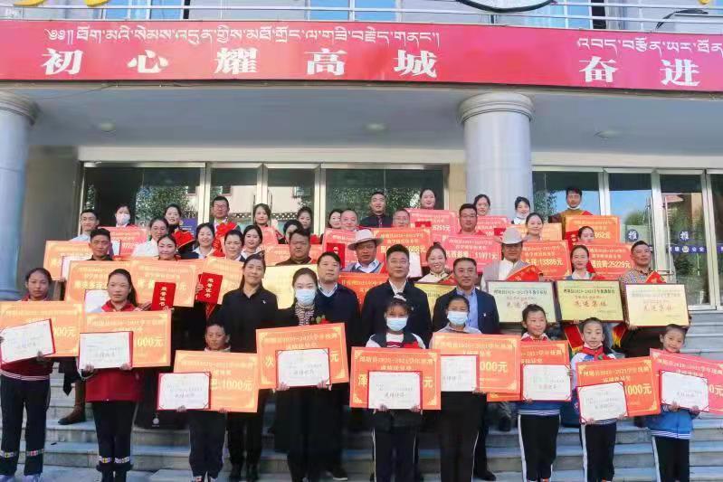 理塘县：300万元以奖促教提质，激励教育发展