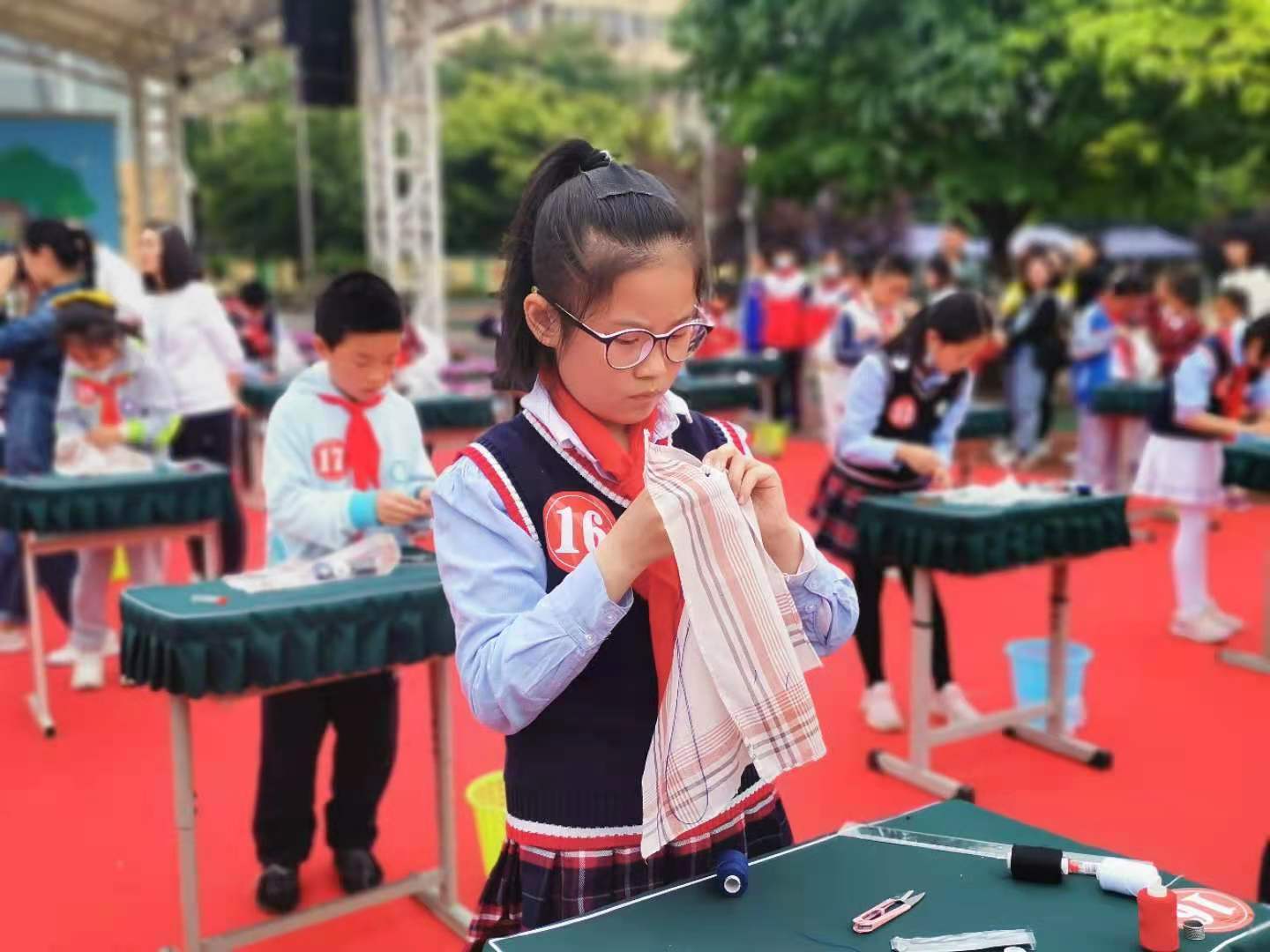 织毛线、缝纽扣、包粽子……成都市武侯区举办中小学生劳动技能大赛