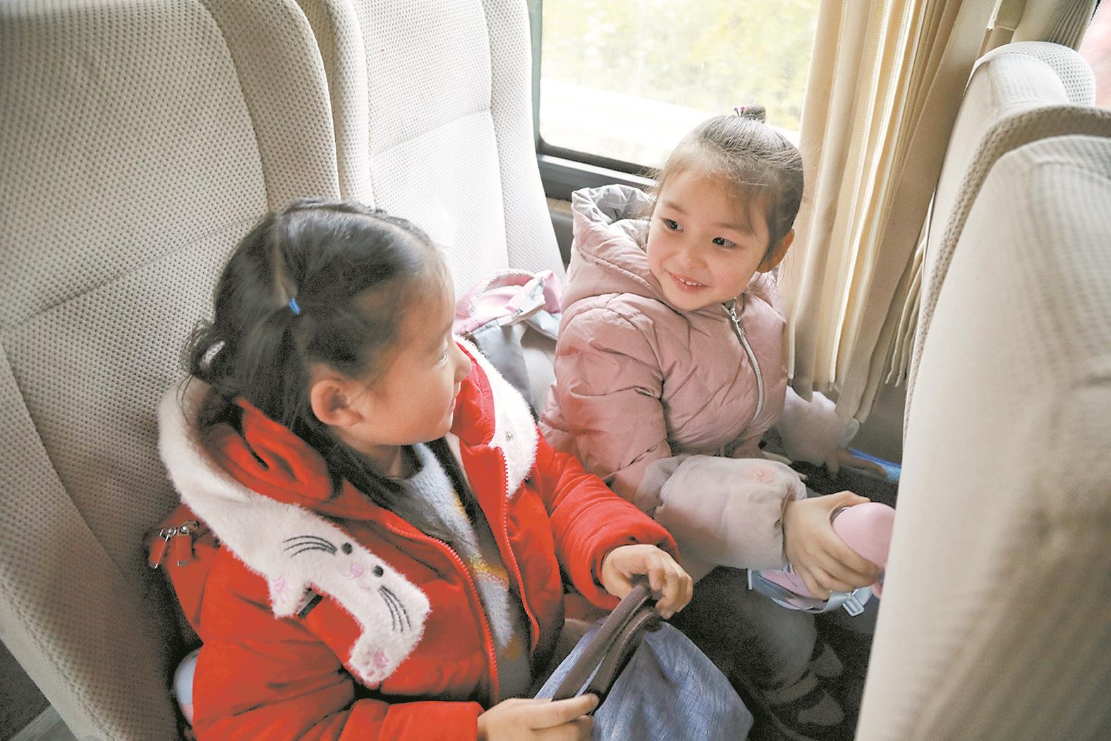 “红领巾专车”护航山区上学路