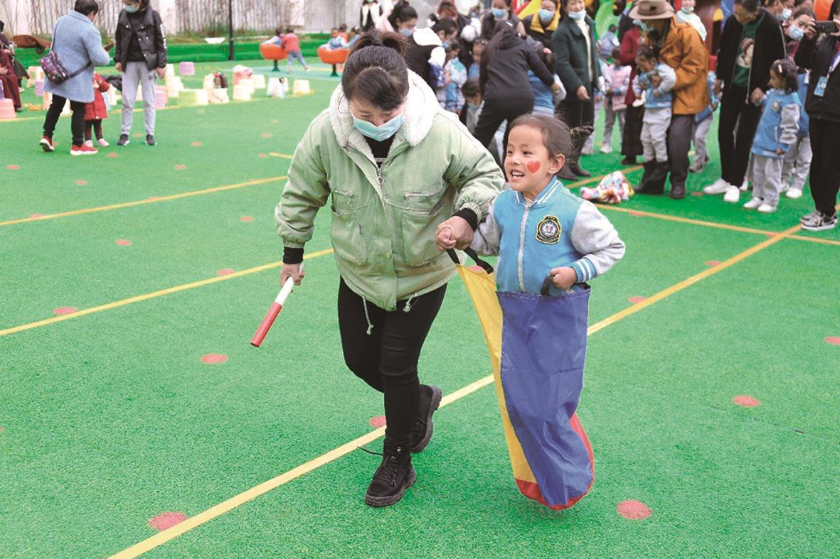家长会开到家门口、举办社区课堂、家长进校园…… 民族地区家庭教育迎难而上