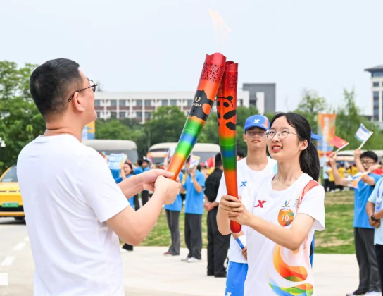 我是大运火炬手｜邹诗佳：与体育健儿们一同奋斗青春、追逐梦想