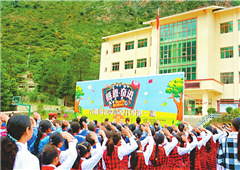 九寨沟县漳扎镇小学震后第一课:感恩奋进