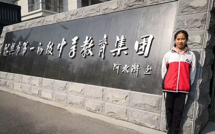 为校名题字的居然是初中学生！这些人一提笔，你就输了…… 