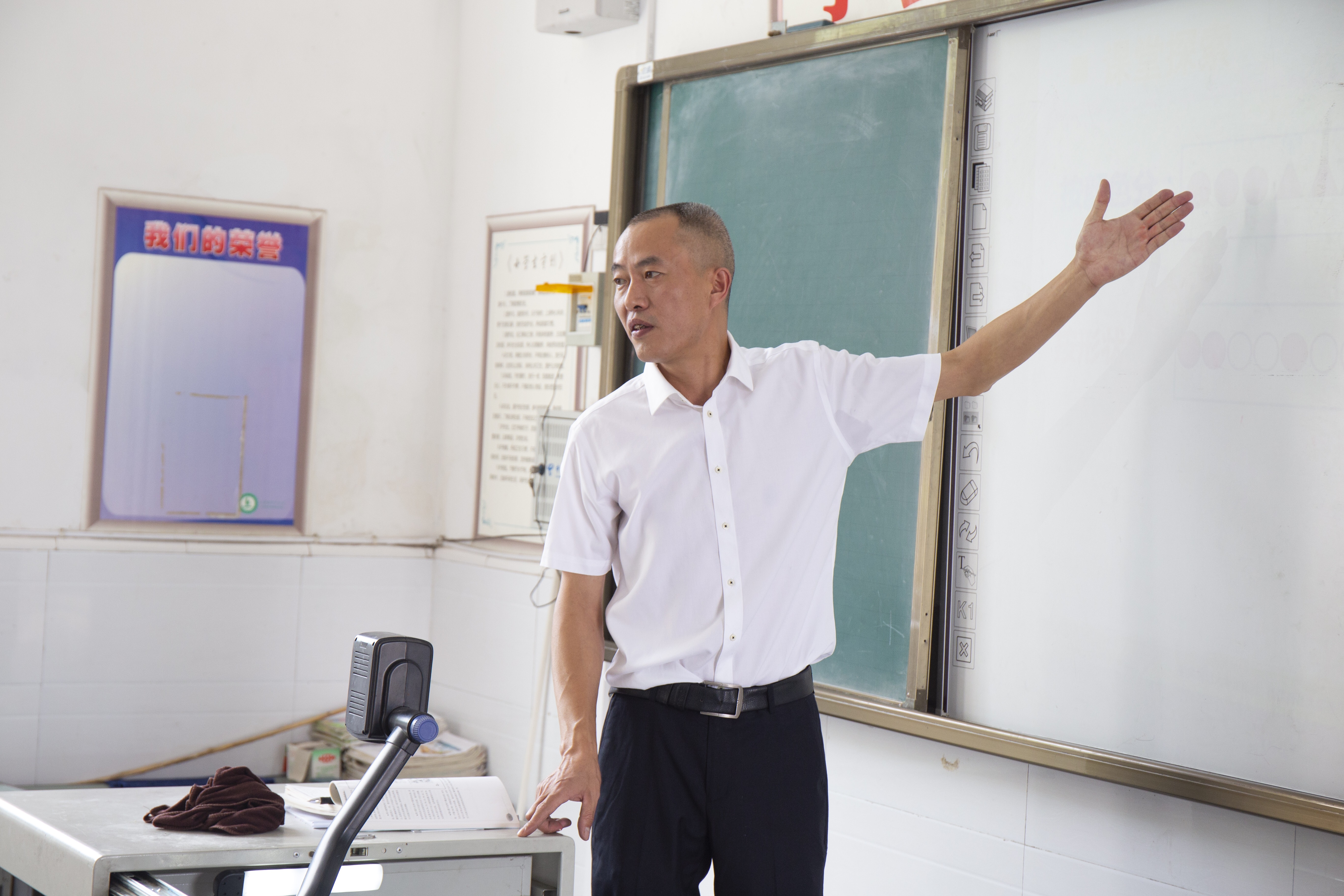 黄俊：扎根乡村24年