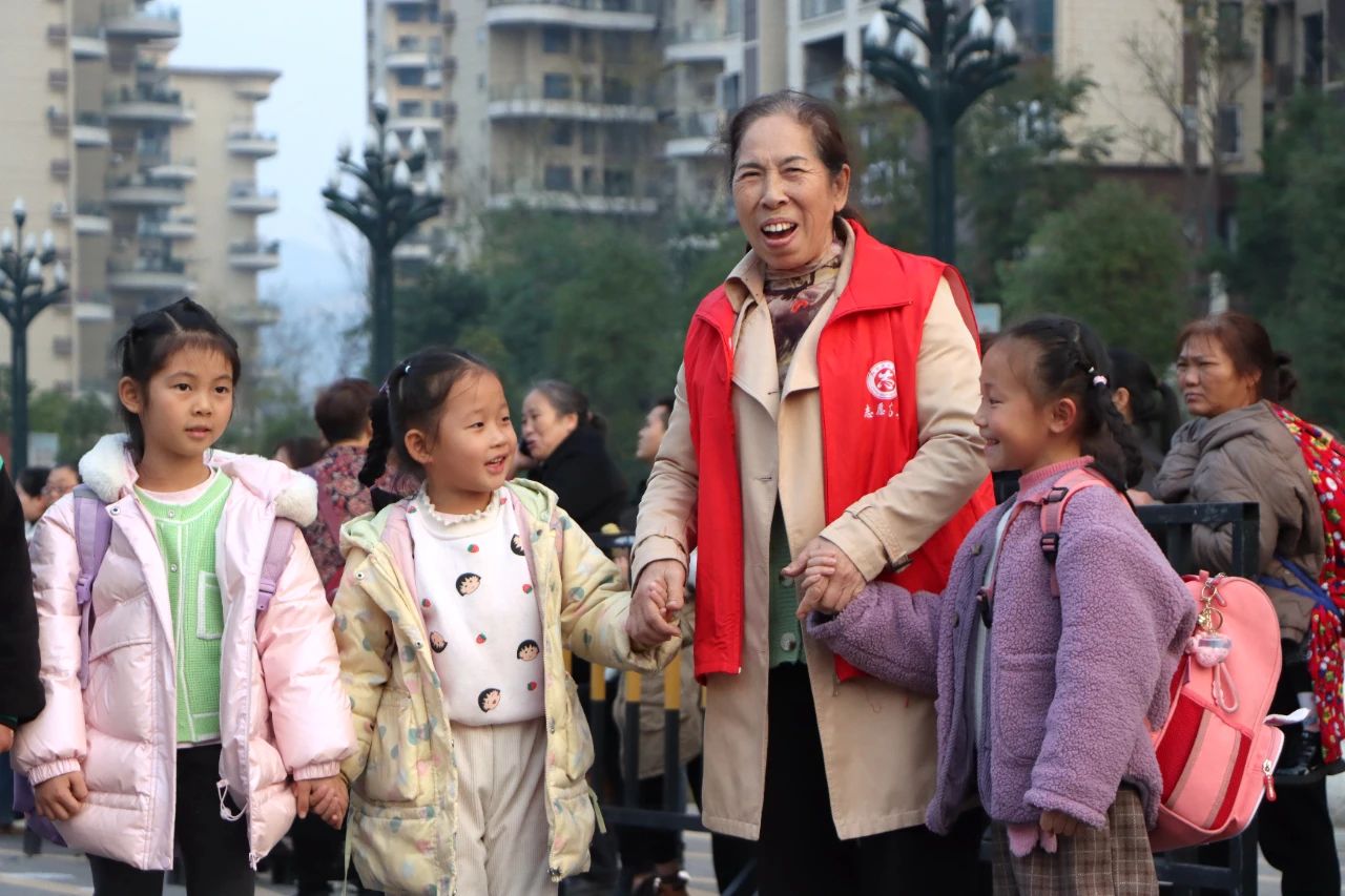 高县：“共享奶奶”帮接娃 让爱在城市中涌动