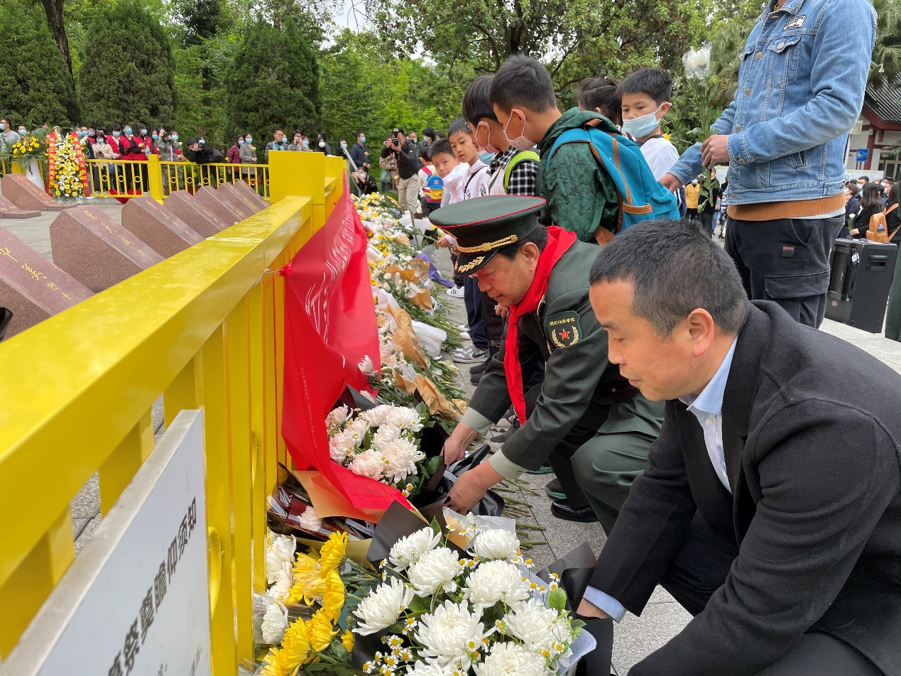 清明祭英烈，石室天府附小学生烈士墓前听将军爷爷讲革命先烈事迹