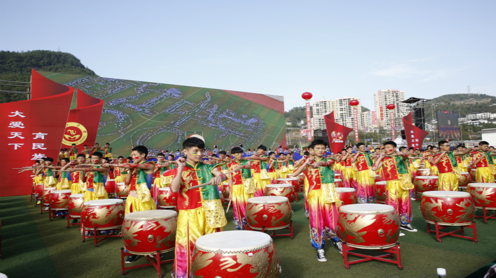 南江中学迎杰出校友回家