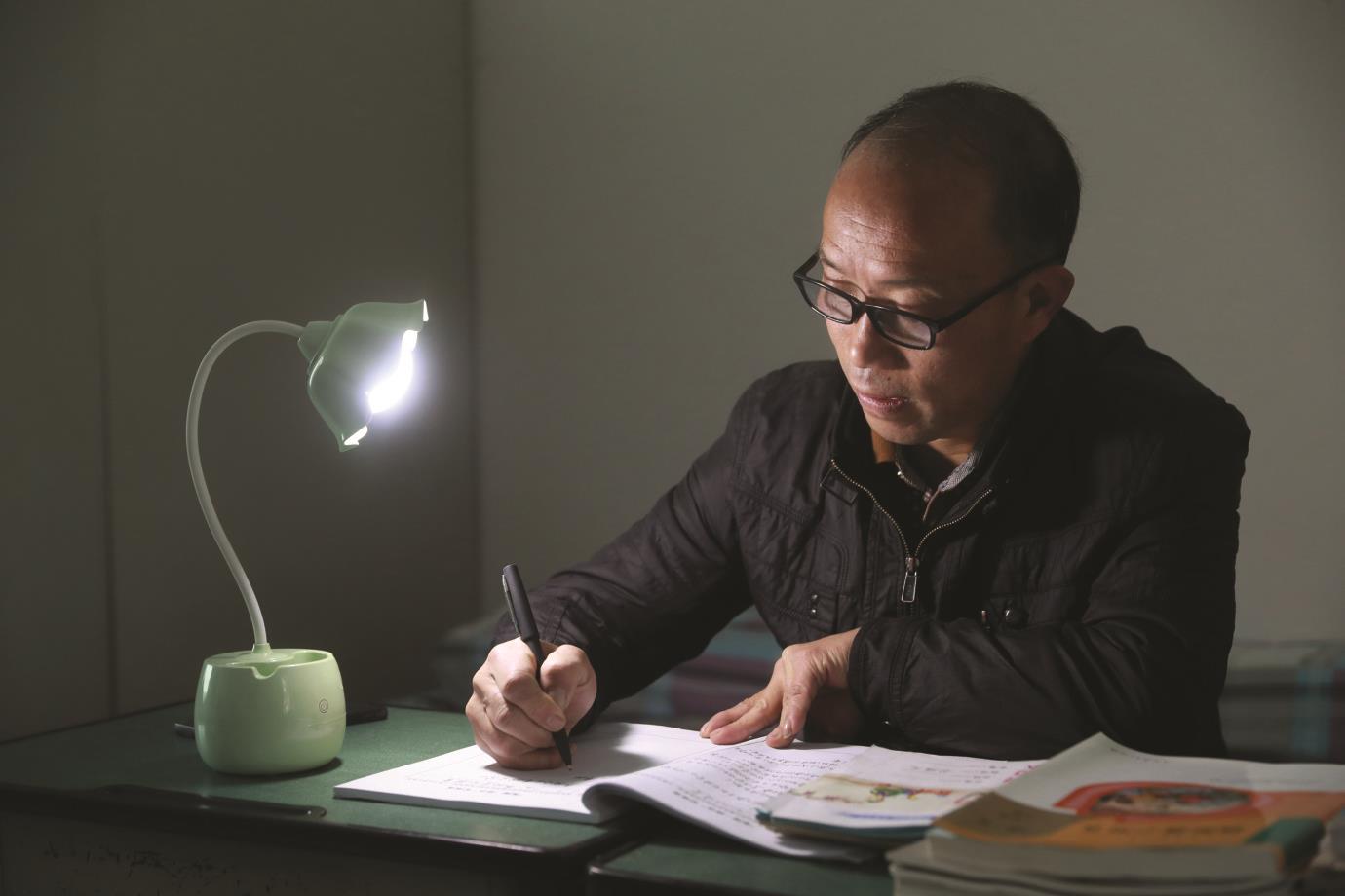 半岛烛光——记华蓥市明月镇竹河村小教师唐协明
