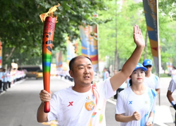 我是大运火炬手|体育教师桑成:传递大运魅力,相信体育的无限可能