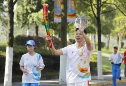 我是大运火炬手|饶浩:用大运精神点燃学生心中的激情