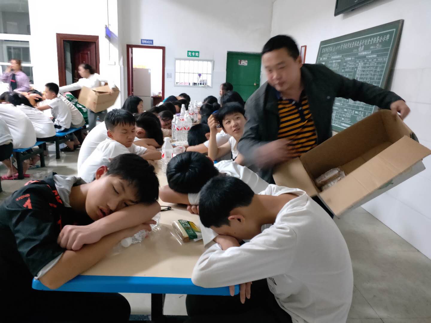 导报快讯 | 宜宾震中梅硐职中为学生冲泡600包方便面,准备姜汤预防感冒