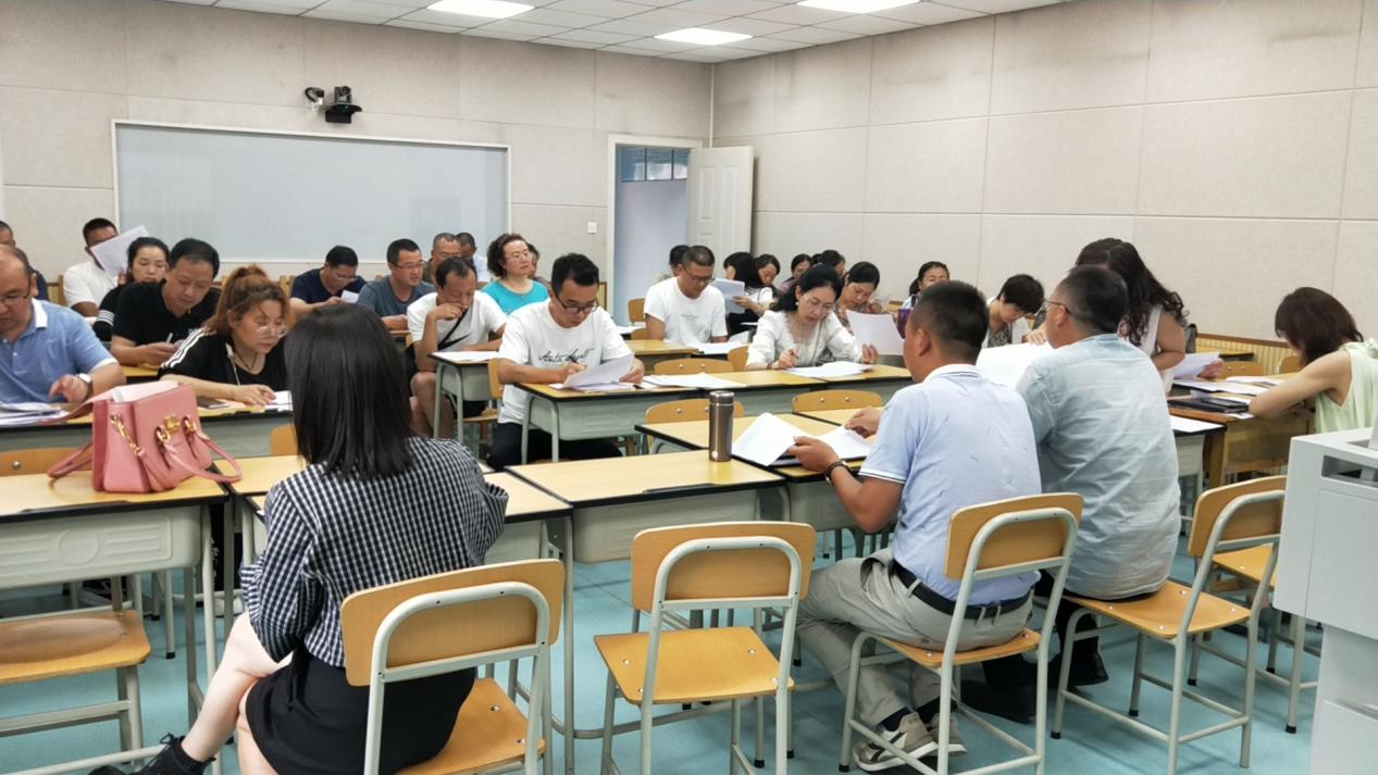 夹江二中召开九年级教师会