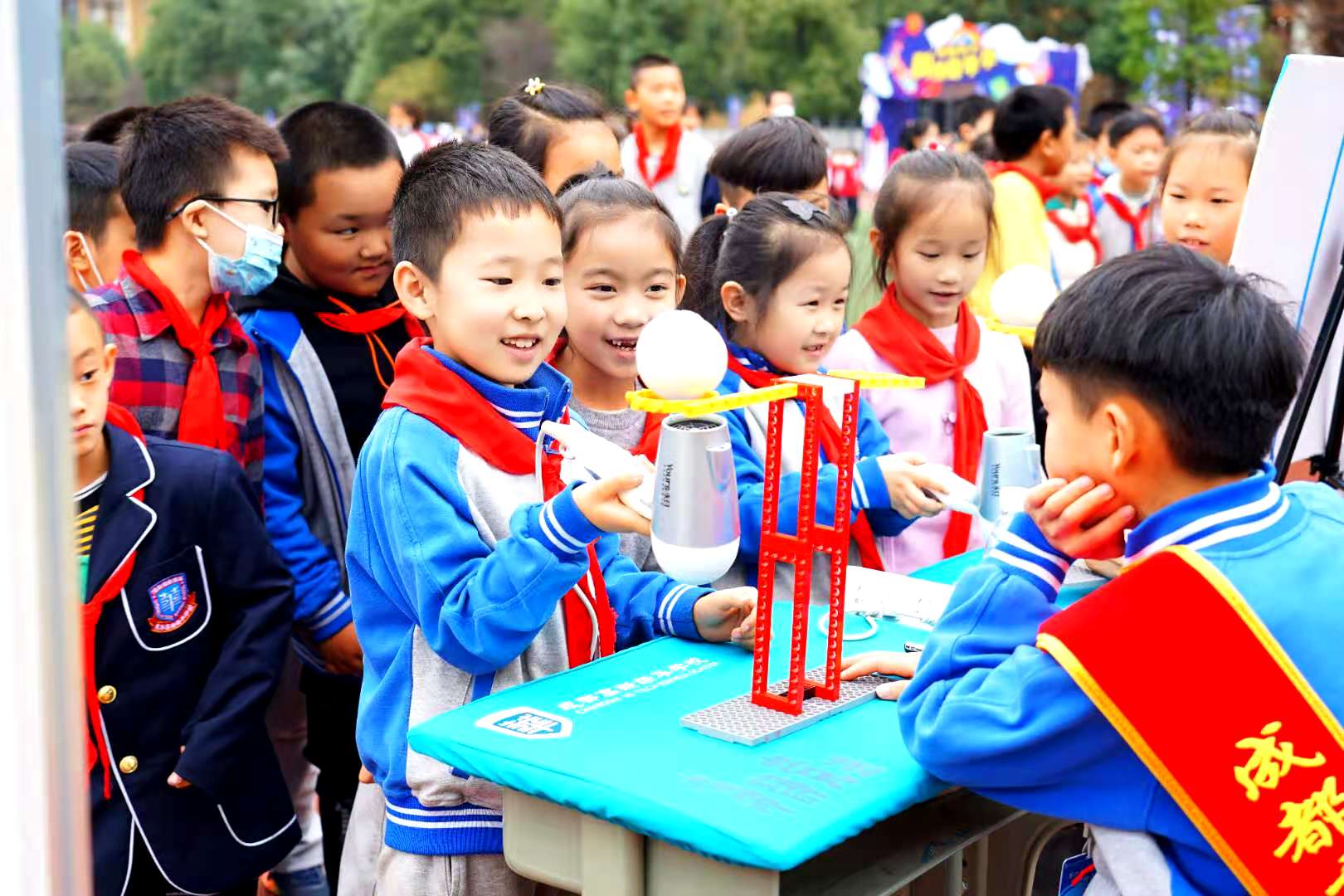 科技感十足！成都高新区中小学第六届科技创新教育节开幕