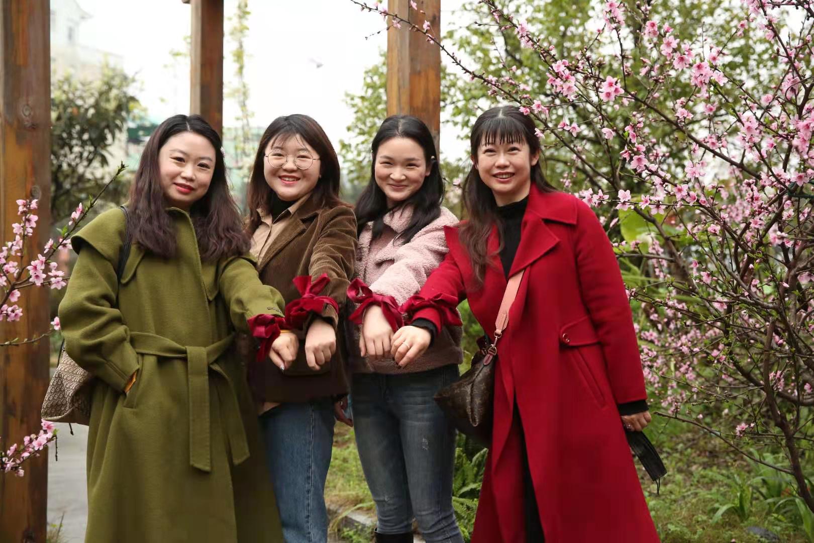 “女神节”，成都市花园（国际）小学为女教师送祝福