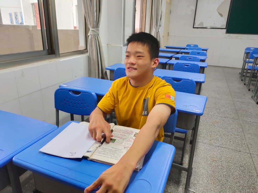 脑瘫少年姚俊鹏:即使迎面的风要一直把我牵绊,我也要笨拙地飞