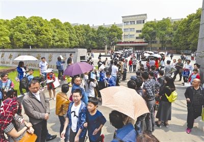 成都今年小升初政策出炉：“公民同招”，民办校30%名额随机派位