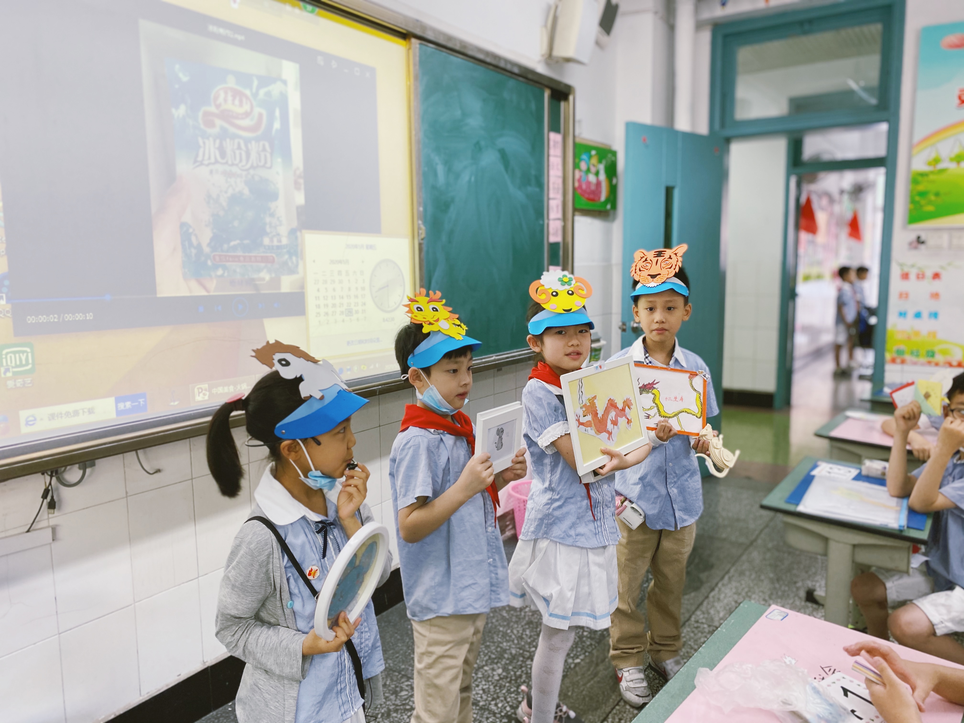 成都市盐道街小学庆“六一”：学生竞价拍卖自创作品，并捐赠收益