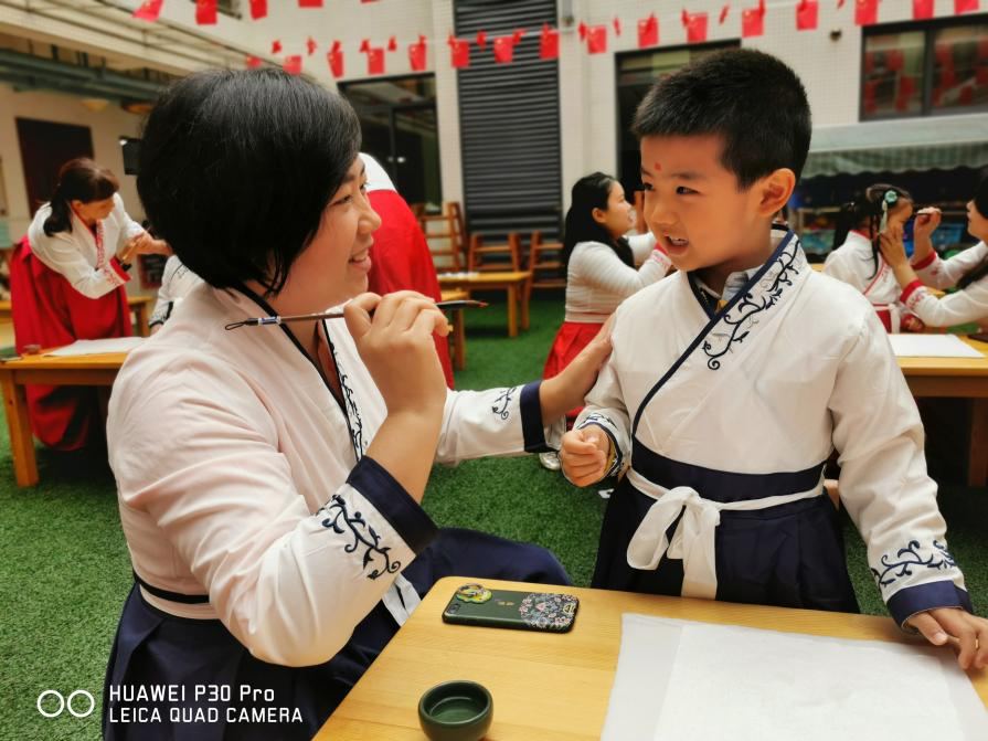 孔子诞辰纪念日，成都市绿舟锦城幼儿园举行“开笔礼”
