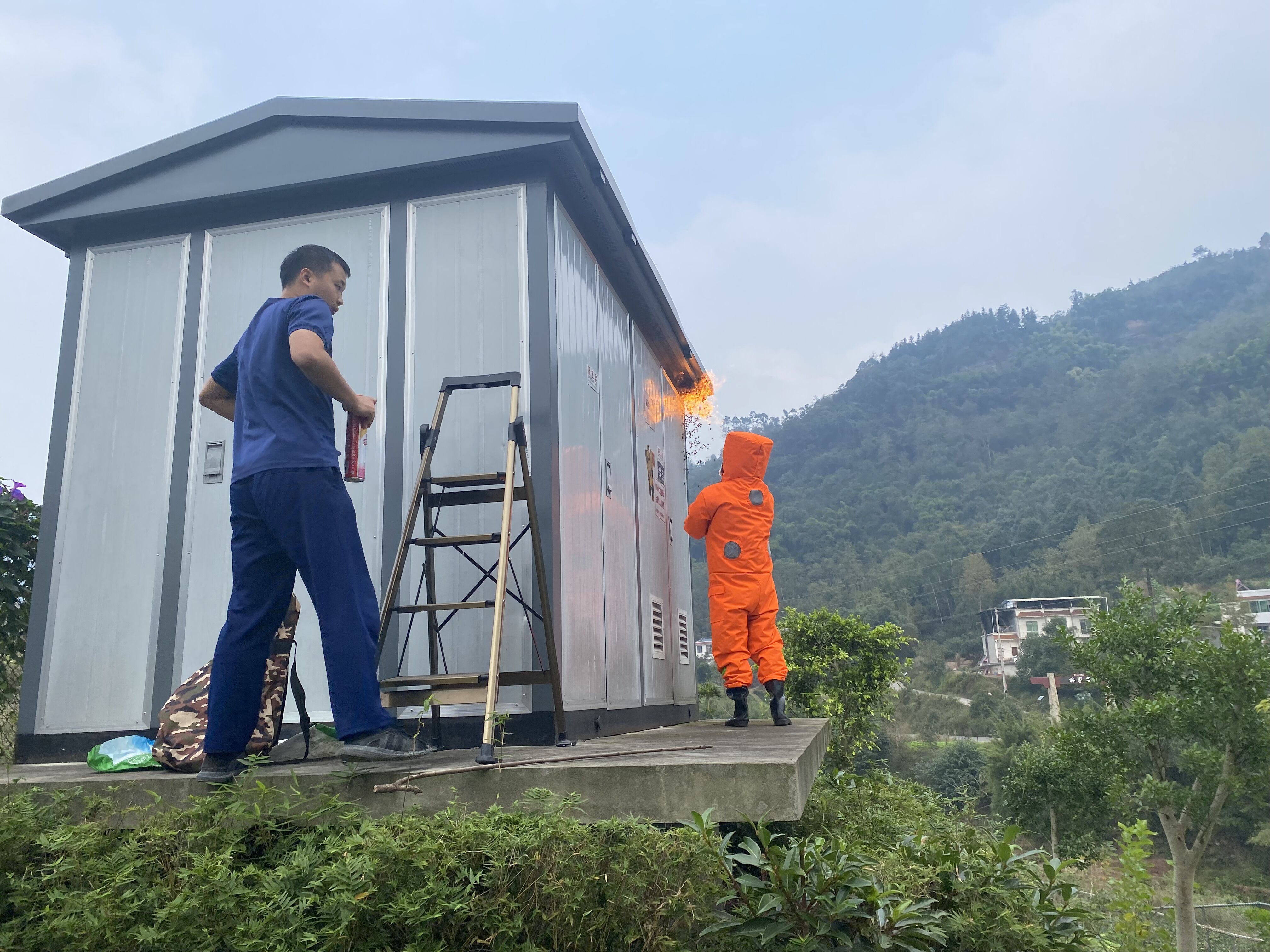 沐川县金星幼儿园：马蜂筑巢  消防出手