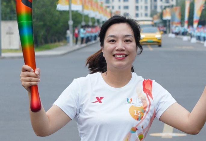我是大运火炬手|“背篼老师”颜志霞:要把大运会阳光自信的精神传递给学校师生