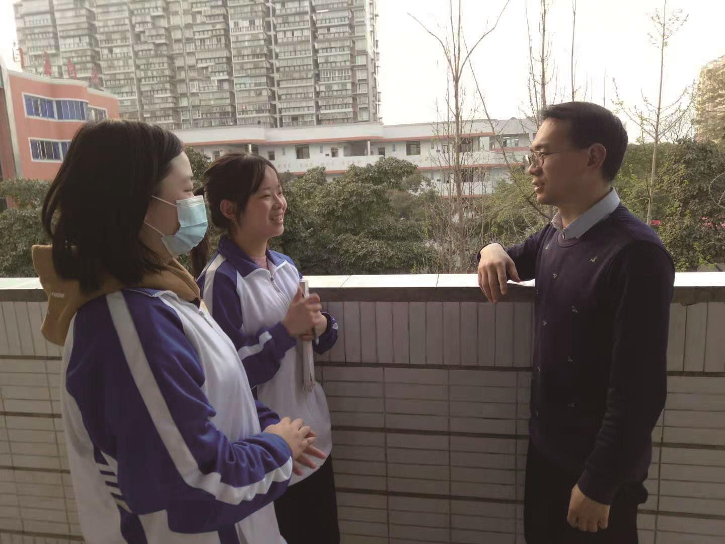何栋:从讲台上的“将军”到课桌旁的朋友
