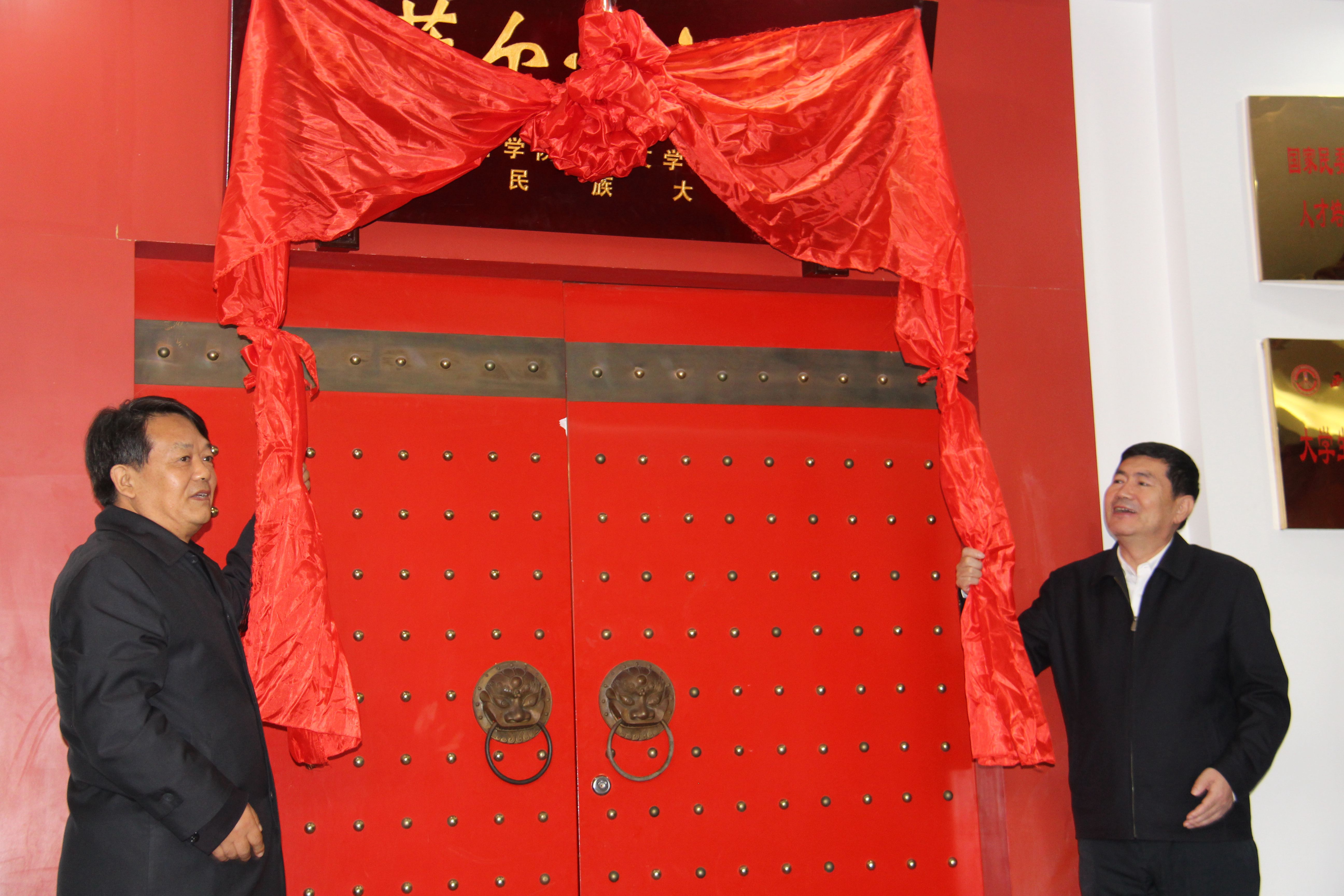 中国社科院与西南民族大学共建格萨尔学文献馆
