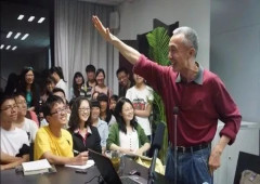 大学课堂里的“泥石流”！老教授魔性解读古诗爆红