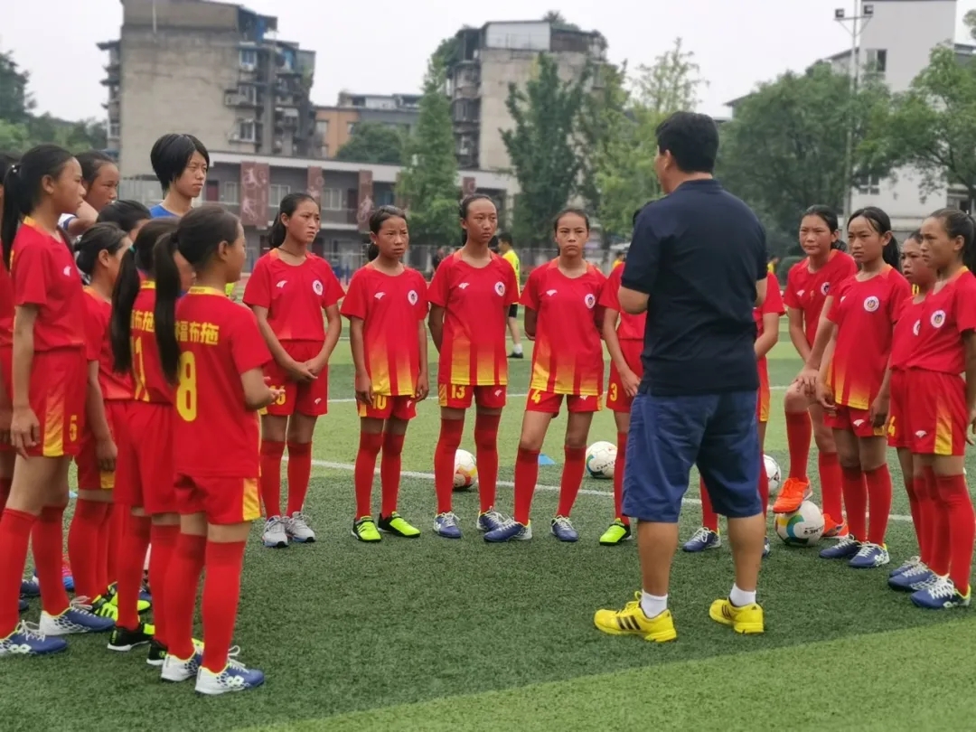 成都金牛区教育局帮扶布拖县:让校园足球在彝乡“点亮”
