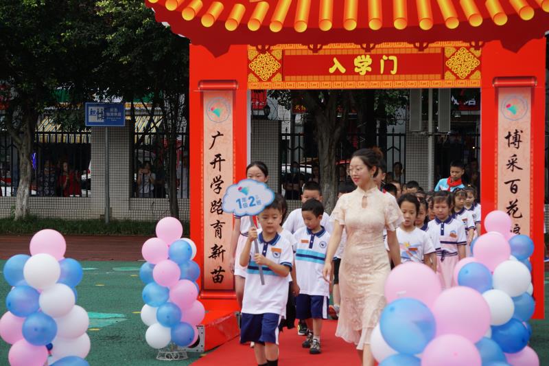 传“圣火” 齐拜师，成都市武侯实验中学附小举行开学典礼