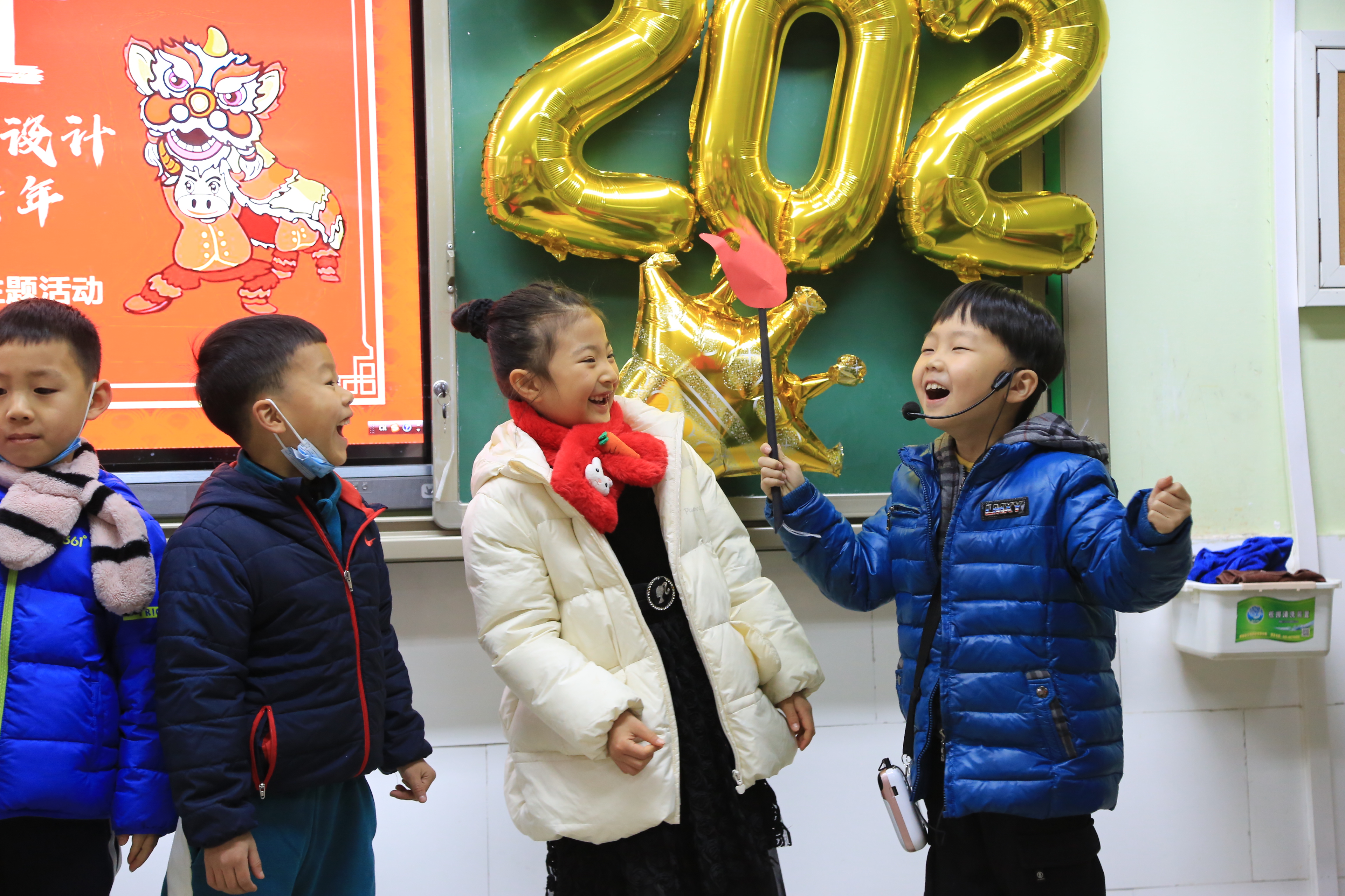 变装秀、TED演讲、蔬菜大礼包，草堂小学西区学子热热闹闹迎新年