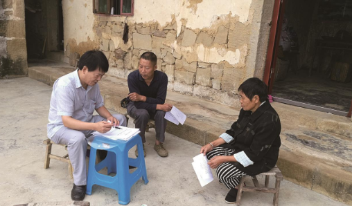 当好贫困生的“摆渡人” ——记威远县学生资助服务中心主任王学年