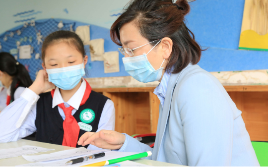 成都市草堂小学西区分校：开学第一课用爱筑造“生命的礼物”